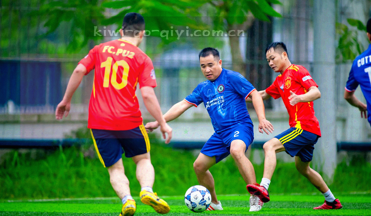 不同画面比例下大屏六路分栏的抽象框线对照，保持原始比例时分栏均等，切到 4:3 或拉伸铺满时出现裁切与变形